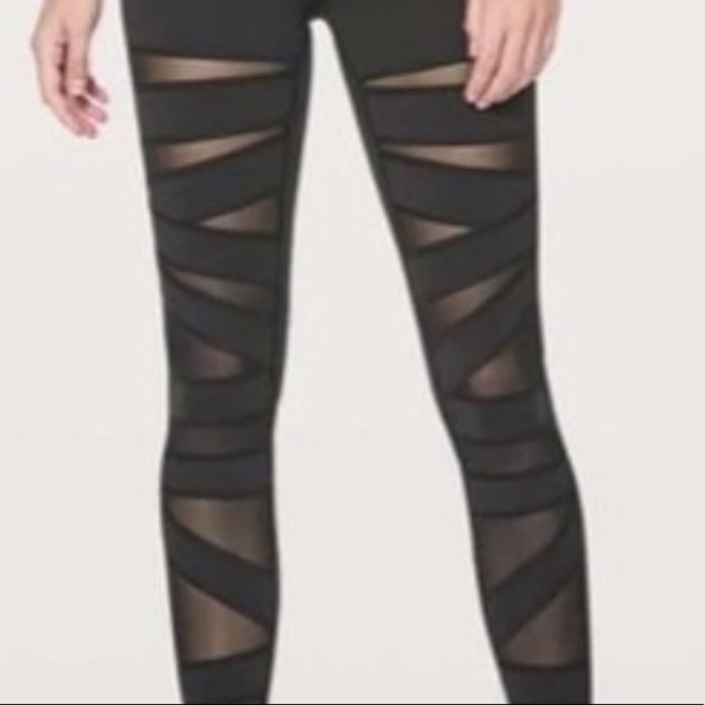 Lululemon black mesh striped wunder under leggings